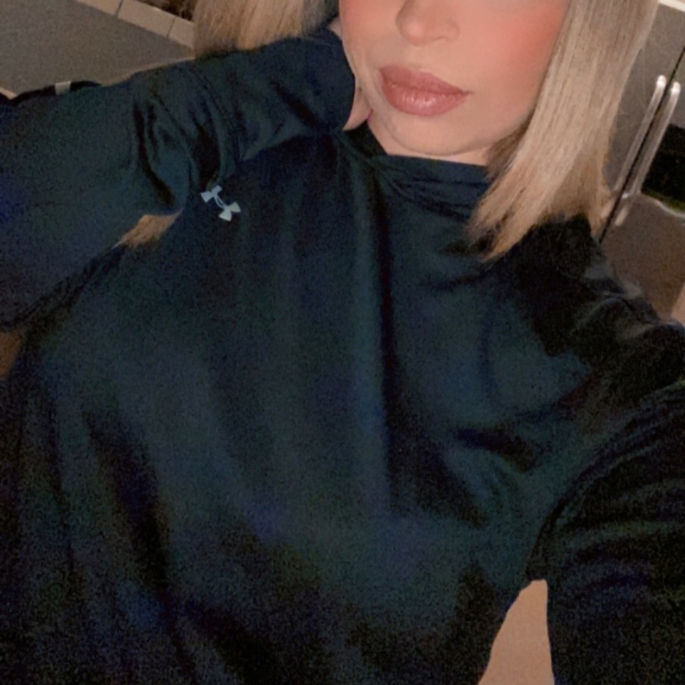 Black under armour, hoddie, Reglan selves, thin,UA Microthread fabric dries fast
